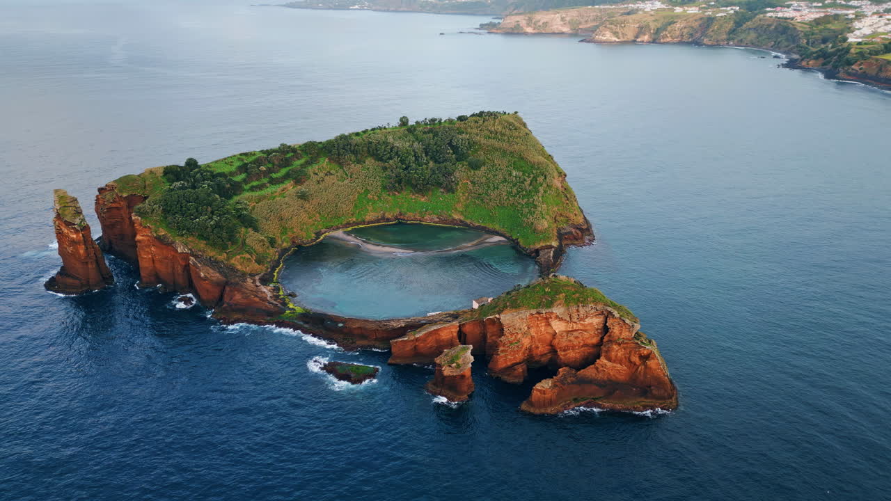 изолированный остров, морской пейзаж, снятый дроном, захватывающий дух скалистый мыс с морской лагуной