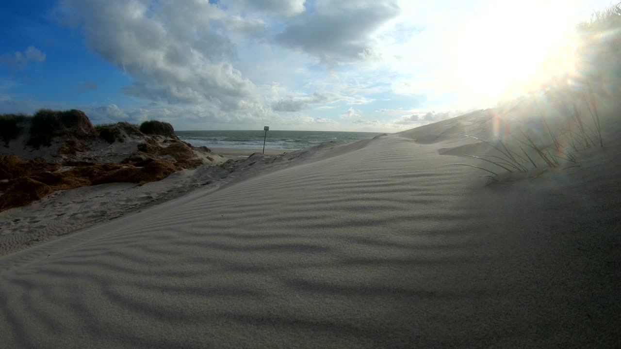 dunas de arena con hierba de dunas en la tormenta del mar del norte, dunas de senderismo, protección de diques, sondervig, jutlandia, dinamarca, 4k