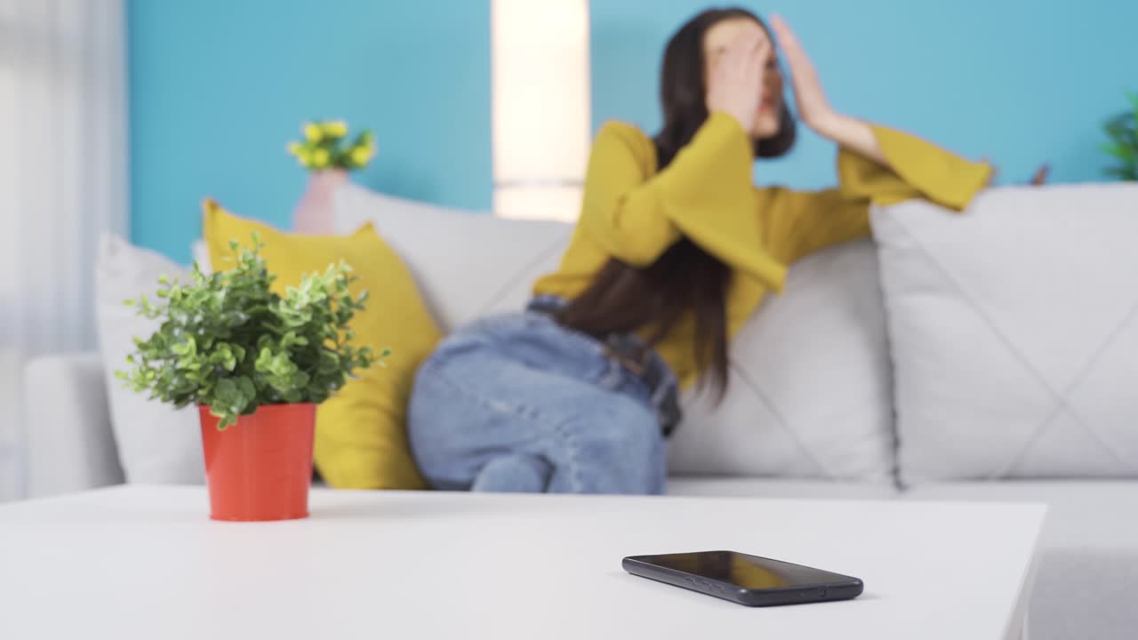 ⁇ 드폰 중독자인 젊은 여성은 스마트폰에서 벗어나고 싶어서 고군분투하고 있습니다.