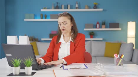 Home-Office-Mitarbeiterin-Macht-Eine-Pause-Von-Ihrer-Arbeit.