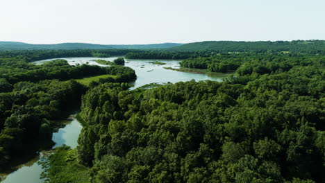 Üppiger-Wald-Rund-Um-Den-Lake-Sequoyah-In-Fayetteville,-Arkansas