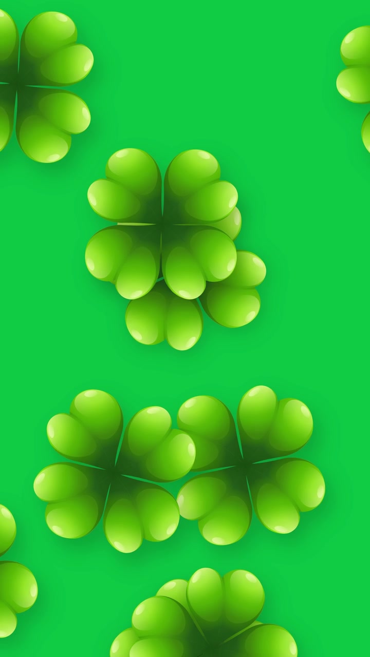 Trevos verdes de quatro folhas caem verticalmente contra um fundo verde sólido em loop
