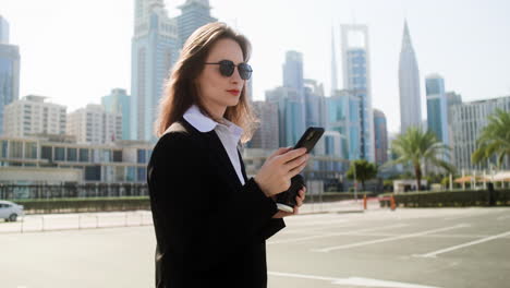 Elegante-Mujer-De-Negocios-Con-Teléfono-Al-Aire-Libre