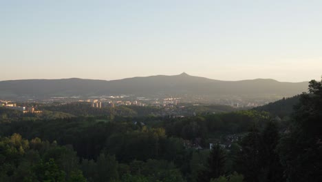 Toma-De-Gran-Angular-De-La-Ciudad-De-Liberec-Con-Torre-Jested,-República-Checa