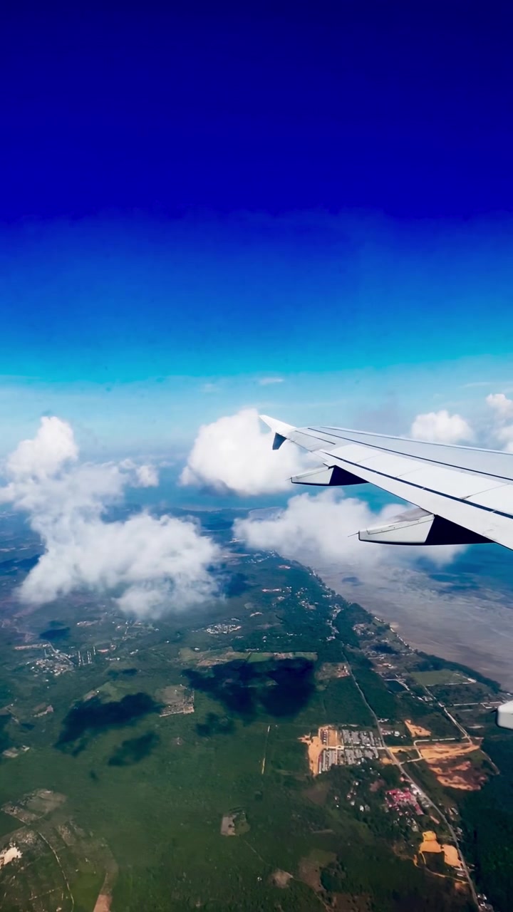 Vista aerea del paesaggio e dell'ala dell'aereo dal finestrino