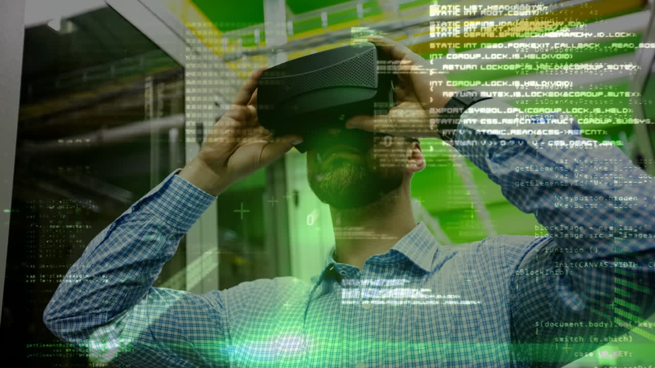 usando auriculares vr, el hombre explora el entorno virtual a través de datos digitales y codificación