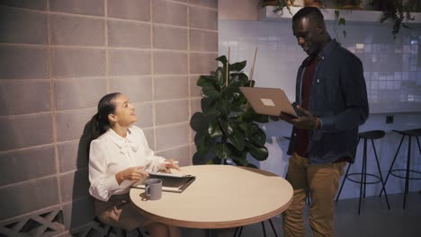 Ein-Paar-Kollegen-Mit-Laptop-Diskutieren-über-Ein-Projekt