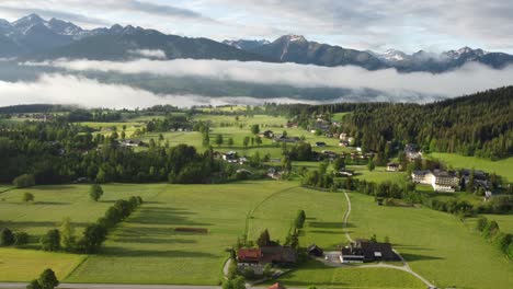 Toma-De-4.000-Drones-Del-Hermoso-Amanecer-Brumoso-En-Ramsau-Am-Dachstein,-Estiria,-Austria