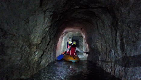 kayak en cuevas subterráneas en eslovenia