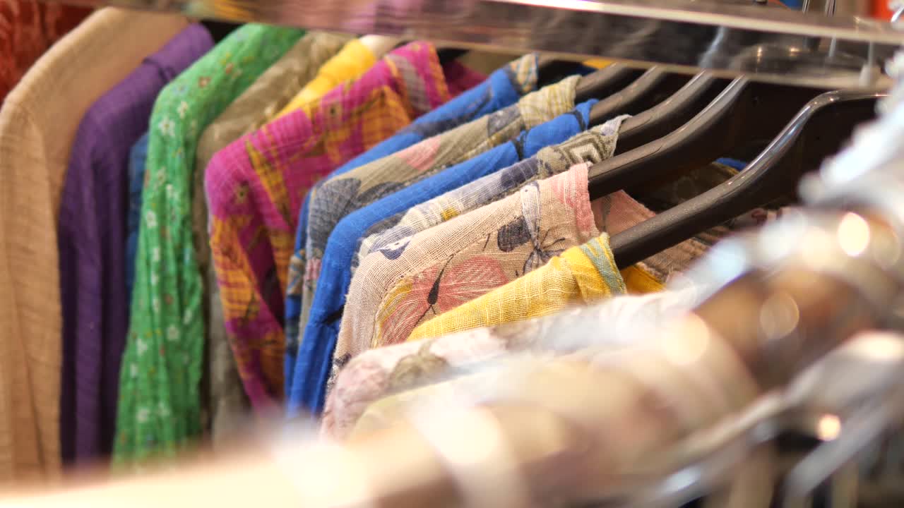 다채로운 옷 전시