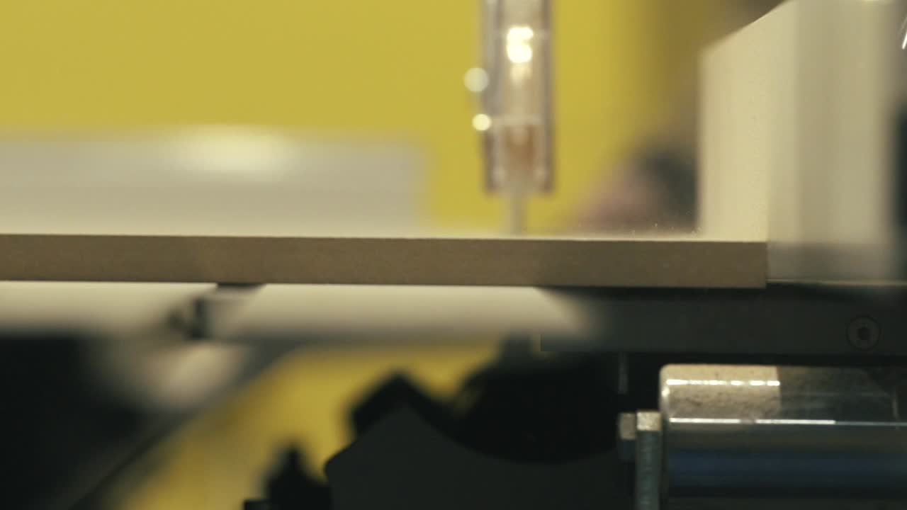 деревообрабатывающая машина в действии