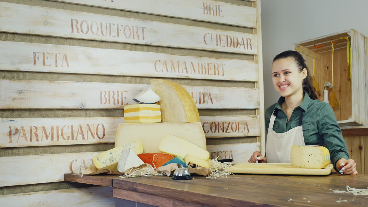 vendedor amistoso se comunica con el comprador la tienda de quesos