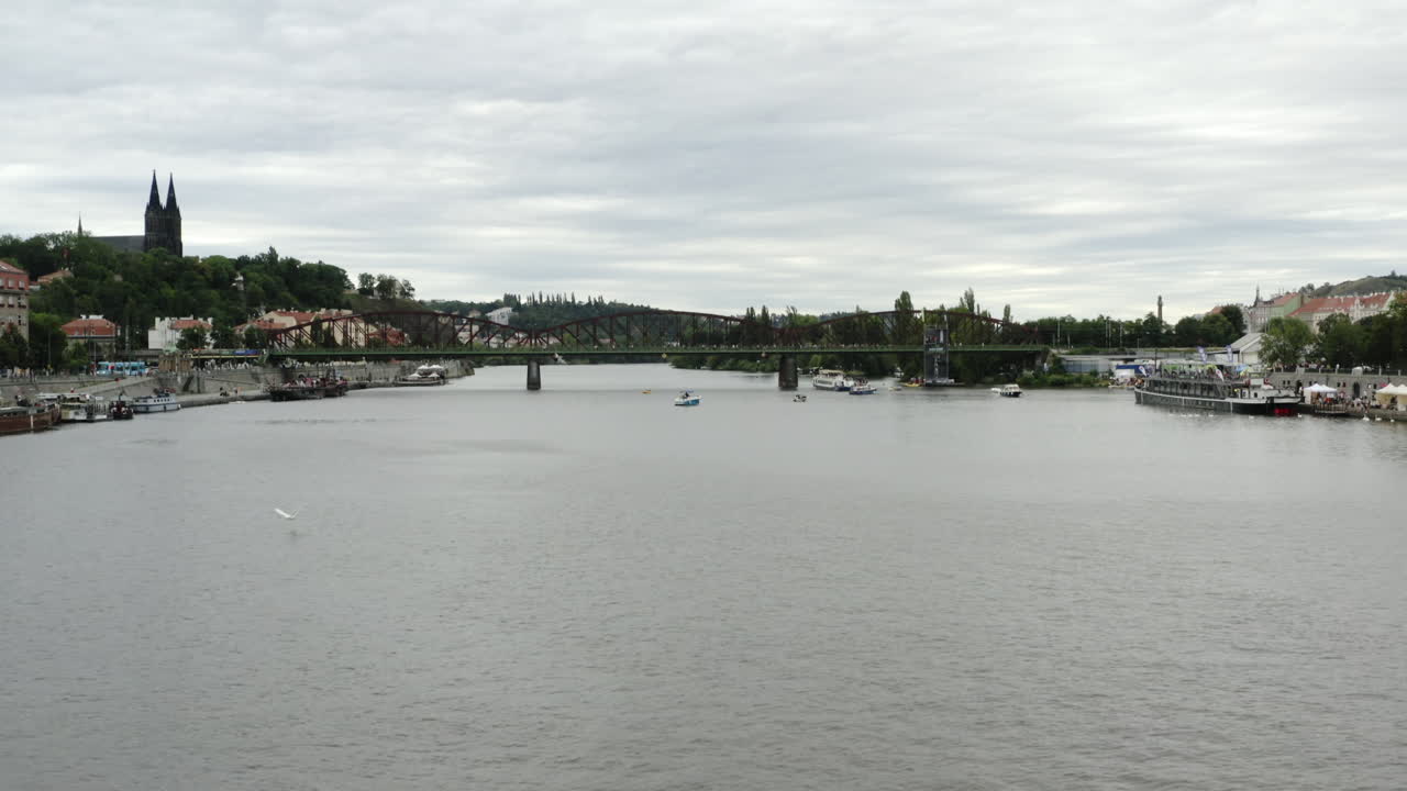 vysehrad 성곽과 블타바 강 위의 다리, 상향 기울기