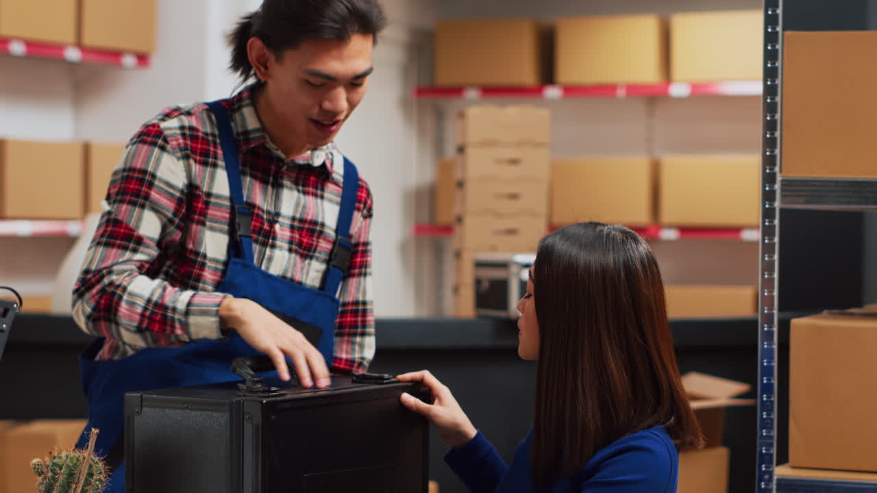 empleados del almacén que trabajan