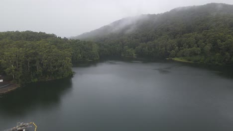 Incautar-Agua-En-El-Embalse---Presa-De-Karangi-En-Un-Día-De-Niebla-Con-Un-Denso-Bosque-De-Montaña-En-Nsw,-Australia