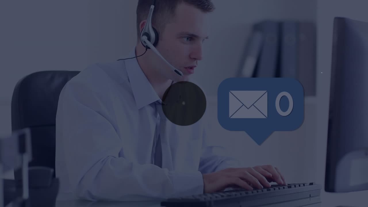 Animazione di una rete di icone digitali su un uomo caucasico che parla al telefono con auricolare e usa il computer