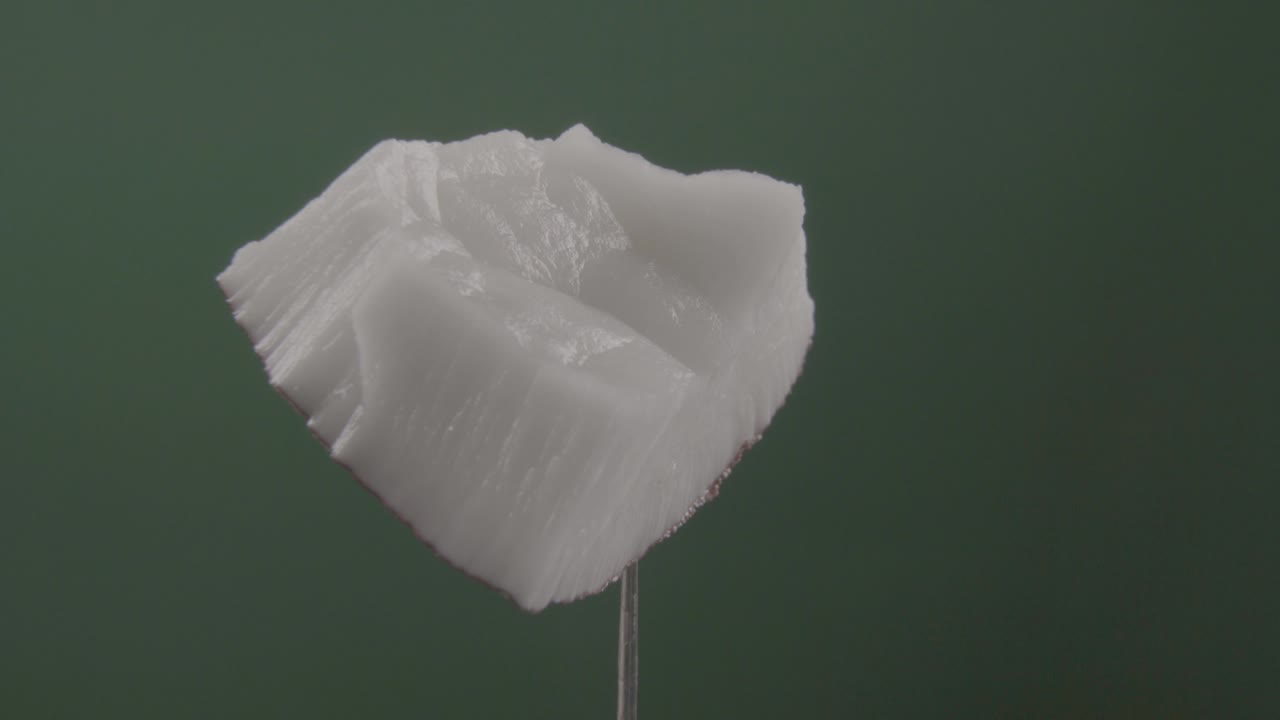 크로마 키를 위해 녹색 화면에 루프와 함께 코코 회전