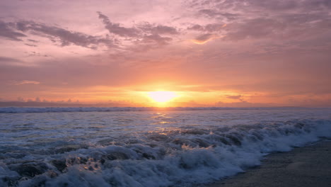 Ruhige-Strandszene:-Sanfte-Wellen-Streicheln-Die-Küste-Unter-Einem-Pastellfarbenen-Himmel.