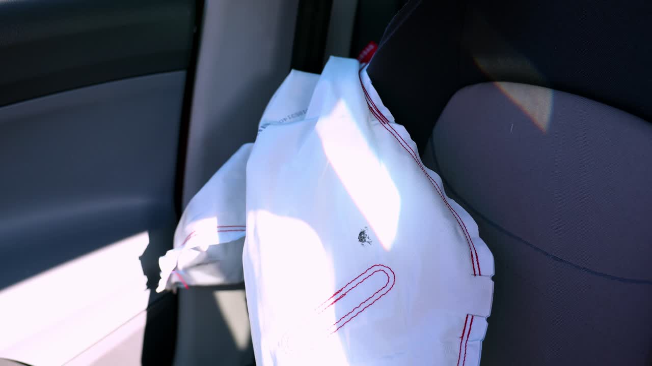 도로 사고 후 발사 된  에어백