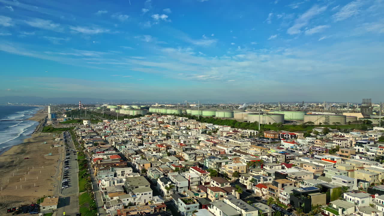 배경에는 물 처리 타워가 있는 캘리포니아의 맨해튼 비치 동네의 공중 풍경