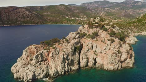 vista aérea del cabo rocoso en el mar mediterráneo cerca del pueblo turístico