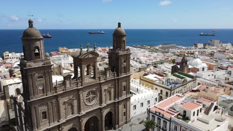 Rotating-Drone-Shot-Of-Plaza-De-Santa-Ana-In-Las-Palmas,-Gran-Canaria