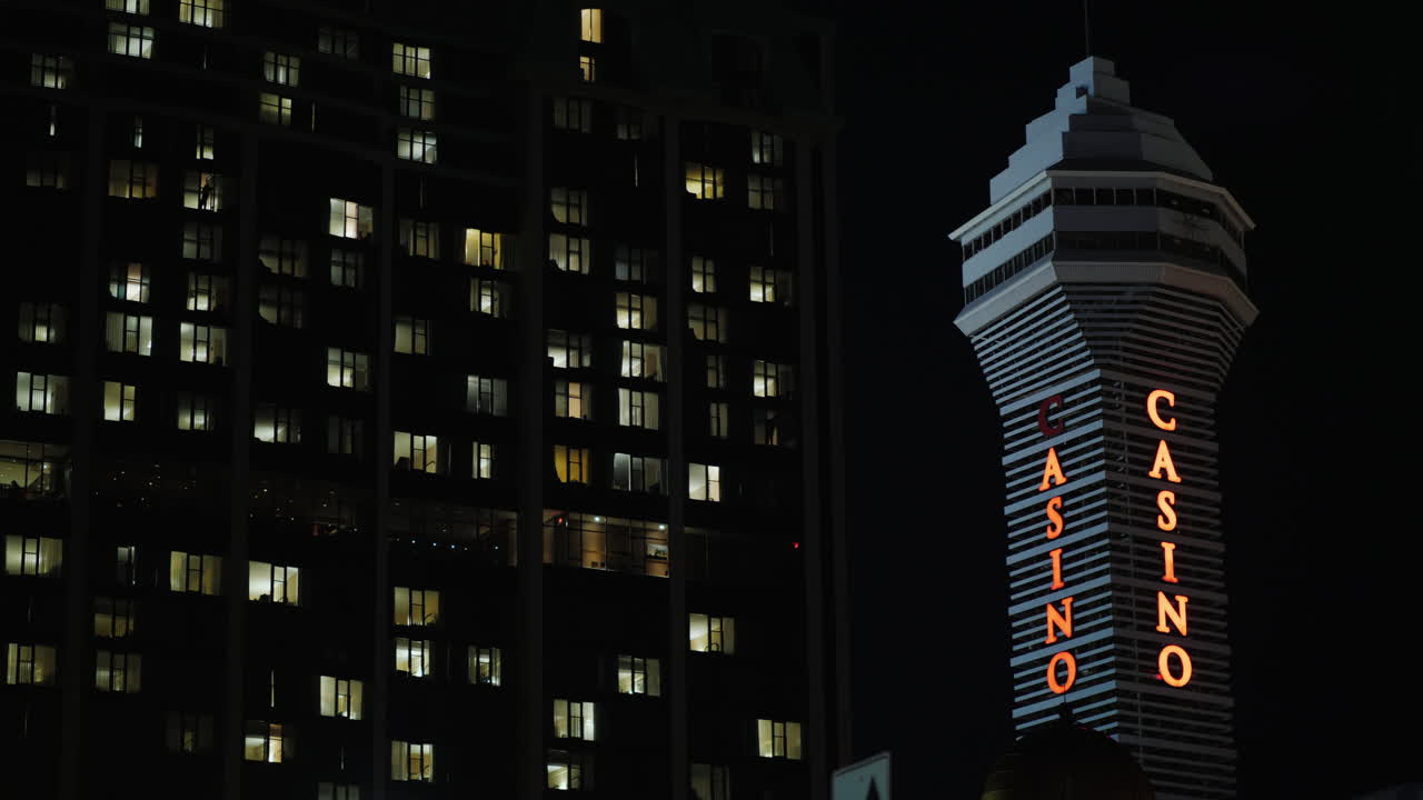 letrero de casino iluminado