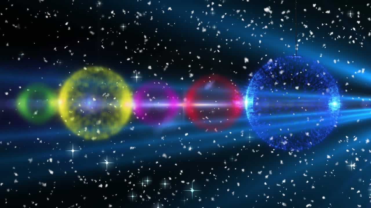 검은 바탕에 내리는 눈 위에 크리스마스 트리 장식의 애니메이션
