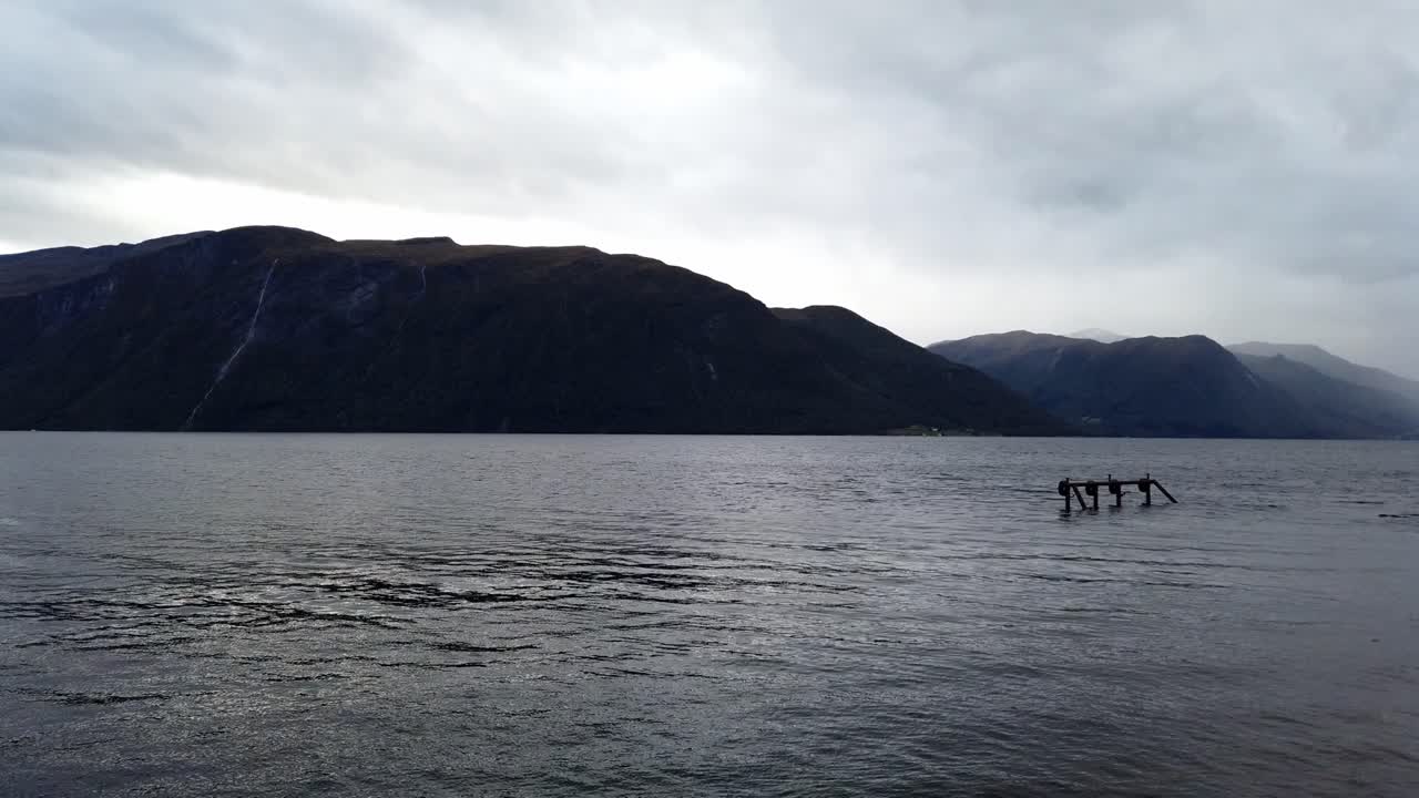 안개가 노르웨이의 møre og romsdal fylke, nessets kommun에 위치한 eidsvag 위로 안개가 굴리기 전의 순간