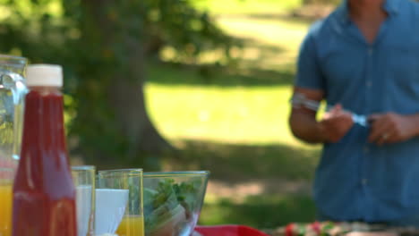 un hombre feliz haciendo una barbacoa para su familia.