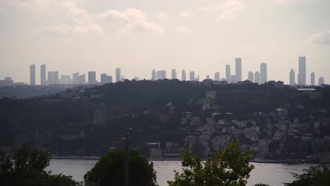 Hohe-Mehrstöckige-Gebäude-In-Der-Stadt.