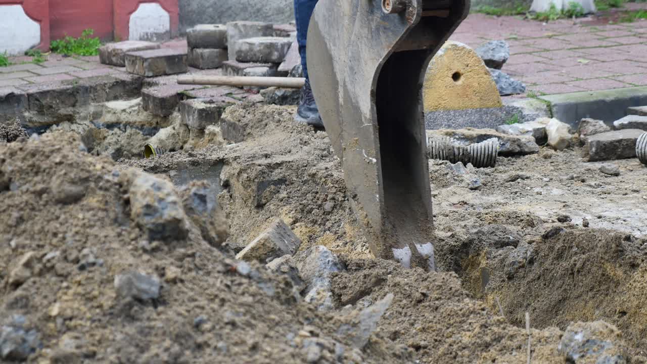 Escavatore che scava una trincea in un cantiere edile
