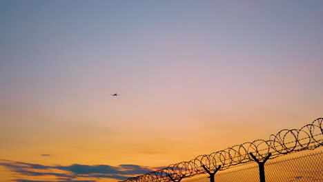 avión en vuelo saliendo del aeropuerto chopin de varsovia durante la puesta de sol en polonia