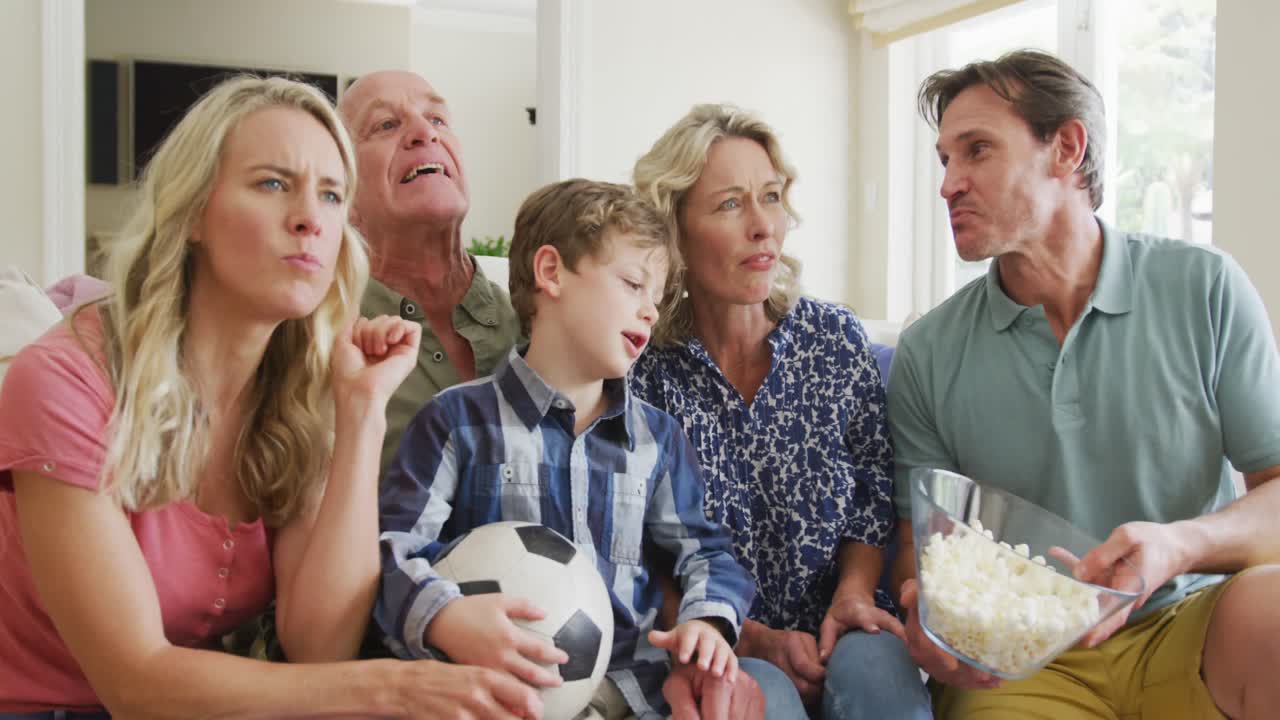 행복한 백인 가족은 거실에서 tv를 보고 지원합니다.