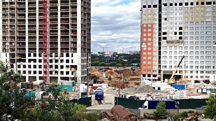 Cantiere a Mosca con una bella vista che si apre tra due edifici in costruzione