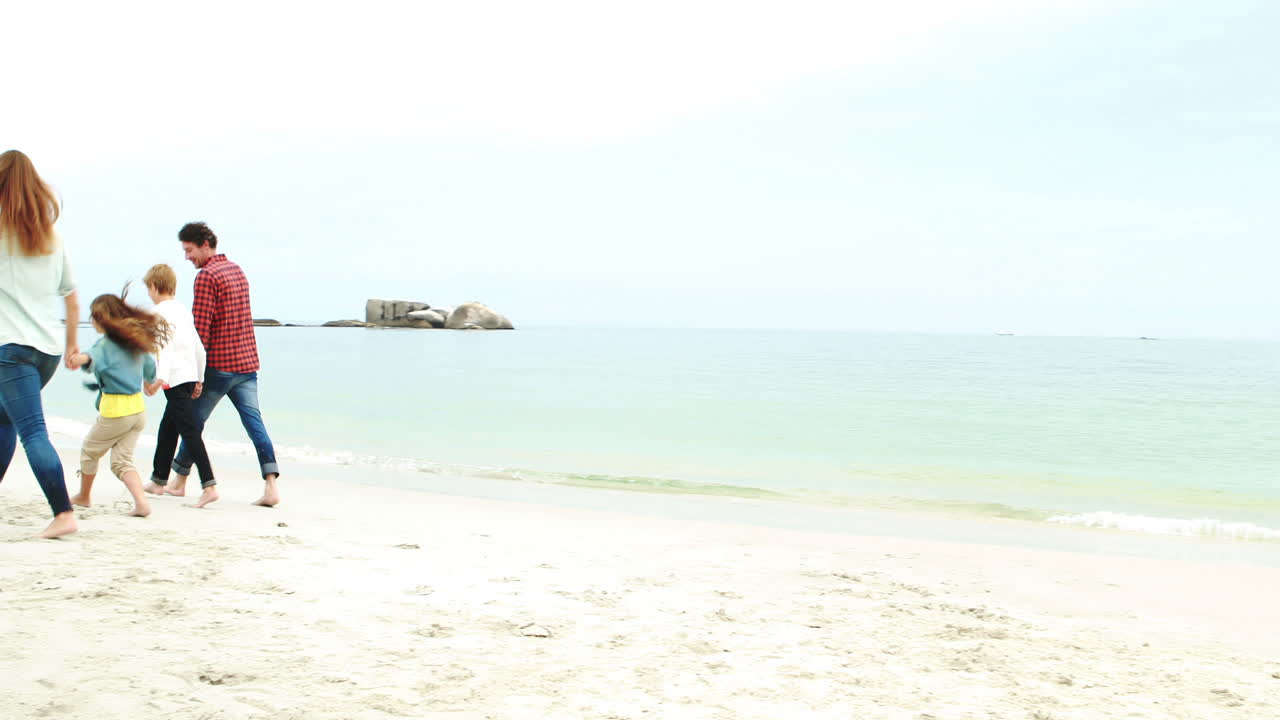 가족이 손을 잡고 달리고 있습니다.