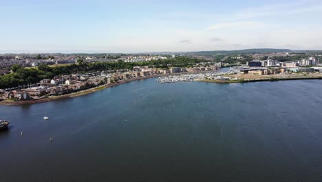 vista panorámica aérea de la bahía de cardiff en un día soleado