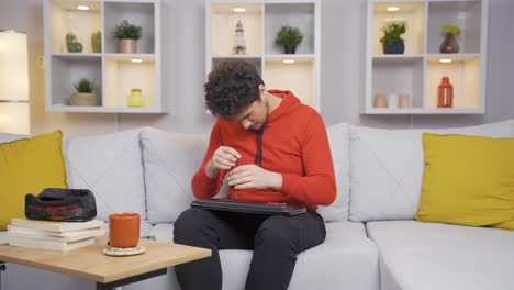 el hombre tratando de arreglar el artículo roto.