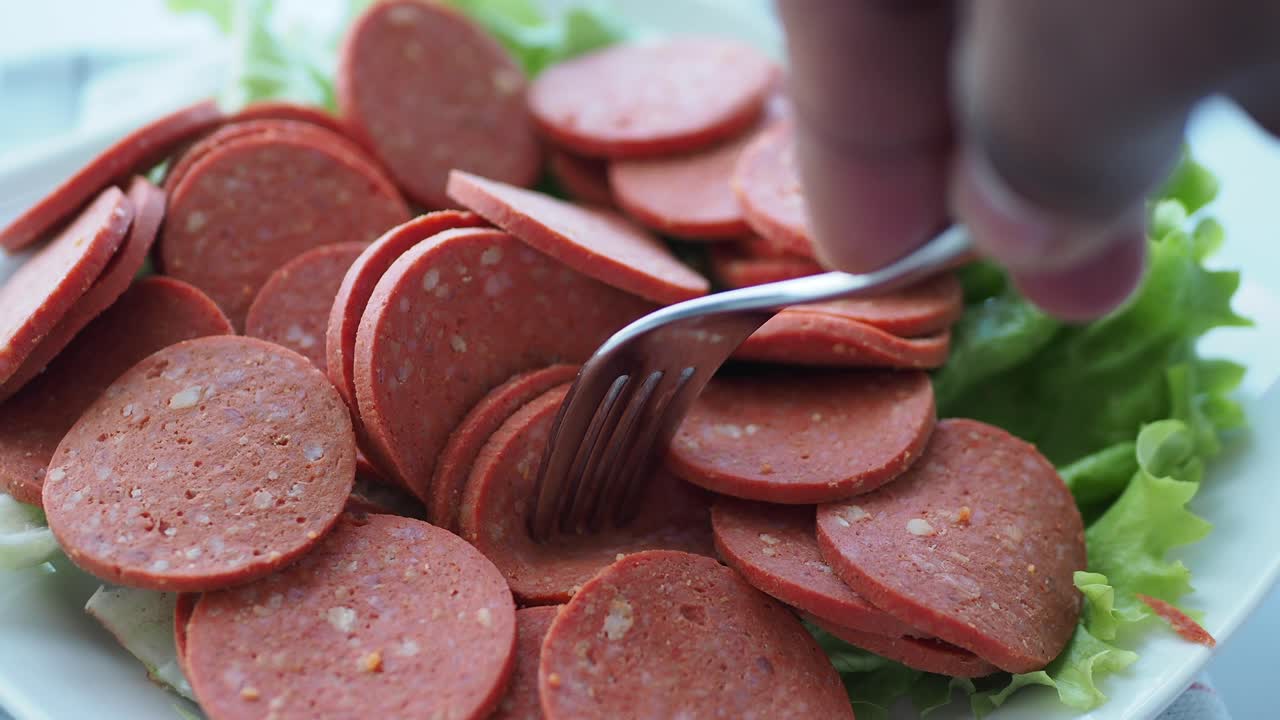 sucuk en rodajas con lechuga