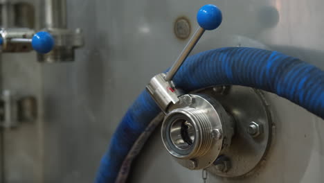 sistema de válvulas y tuberías industriales