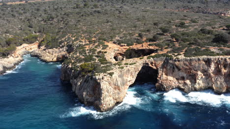 Zerklüftete-Felsige-Küste-Des-Strandes-Von-Cala-Varques-Mit-Erodierten-Klippenbögen