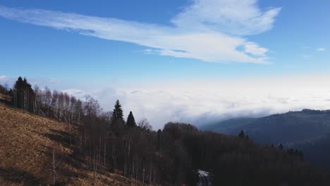 Paisaje-De-Montaña-Con-Nubes-Bajas