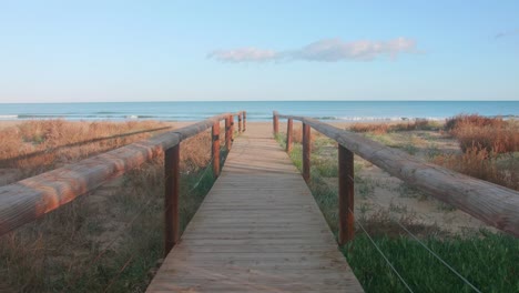 Paseo-Marítimo-De-Madera-Que-Conduce-A-Una-Hermosa-Playa