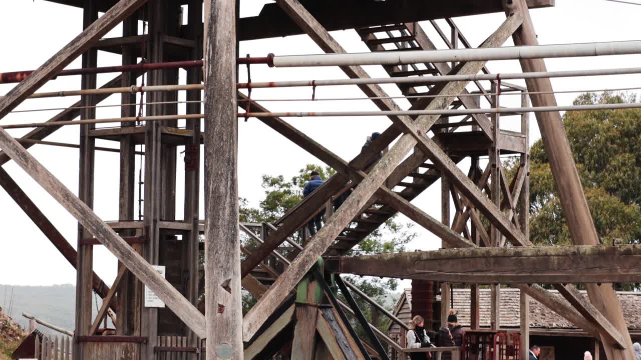 발라라트 의 나무 구조물 에 올라가는 사람 들