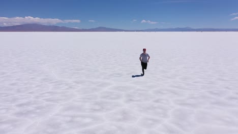 Joven-Corriendo-En-Medio-De-Las-Grandes-Salinas-De-Jujuy-En-Argentina