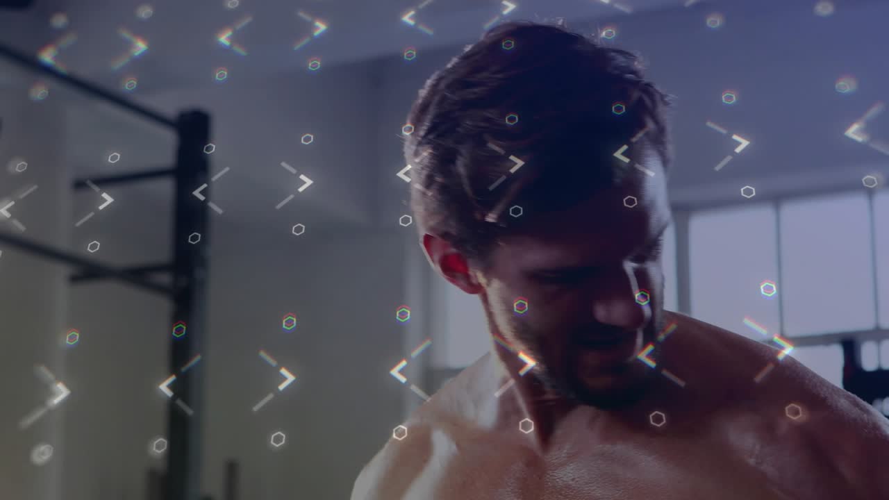 Uomo che solleva un manubrio in palestra, la telecamera si allontana, sovrapposizione esagonale o a forma di diamante a guida dell'addestramento