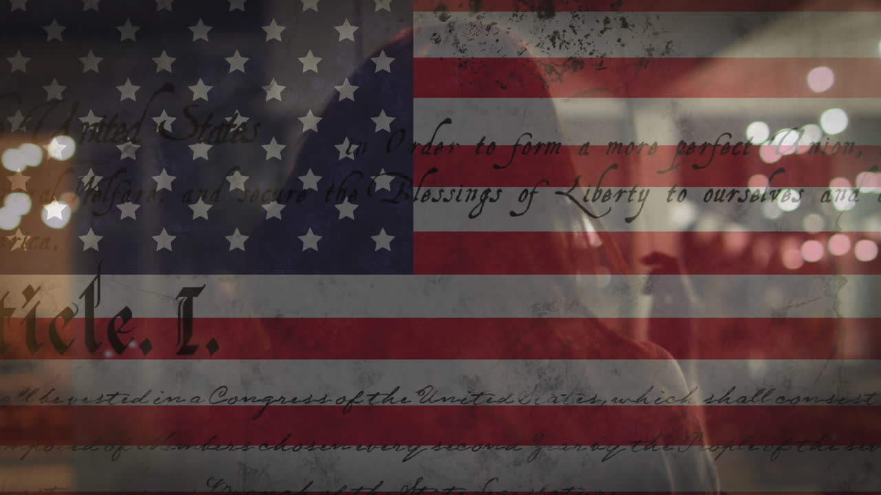 animación de la bandera estadounidense sobre un grupo diverso de amigos celebrando con chispas