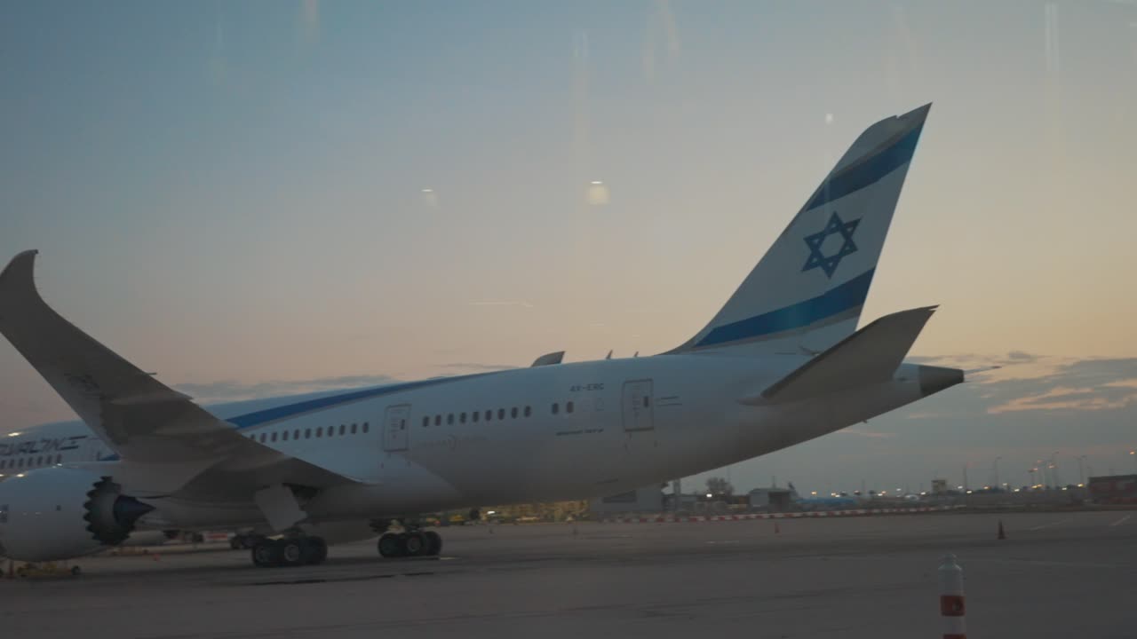 avión judío con bandera de israel que viaja con la estrella de david en la terminal del aeropuerto al atardecer