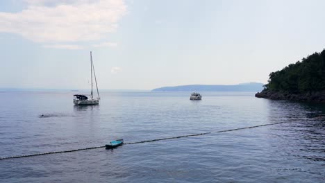 Velero-Anclado-En-La-Bahía-De-Kvarner,-Croacia