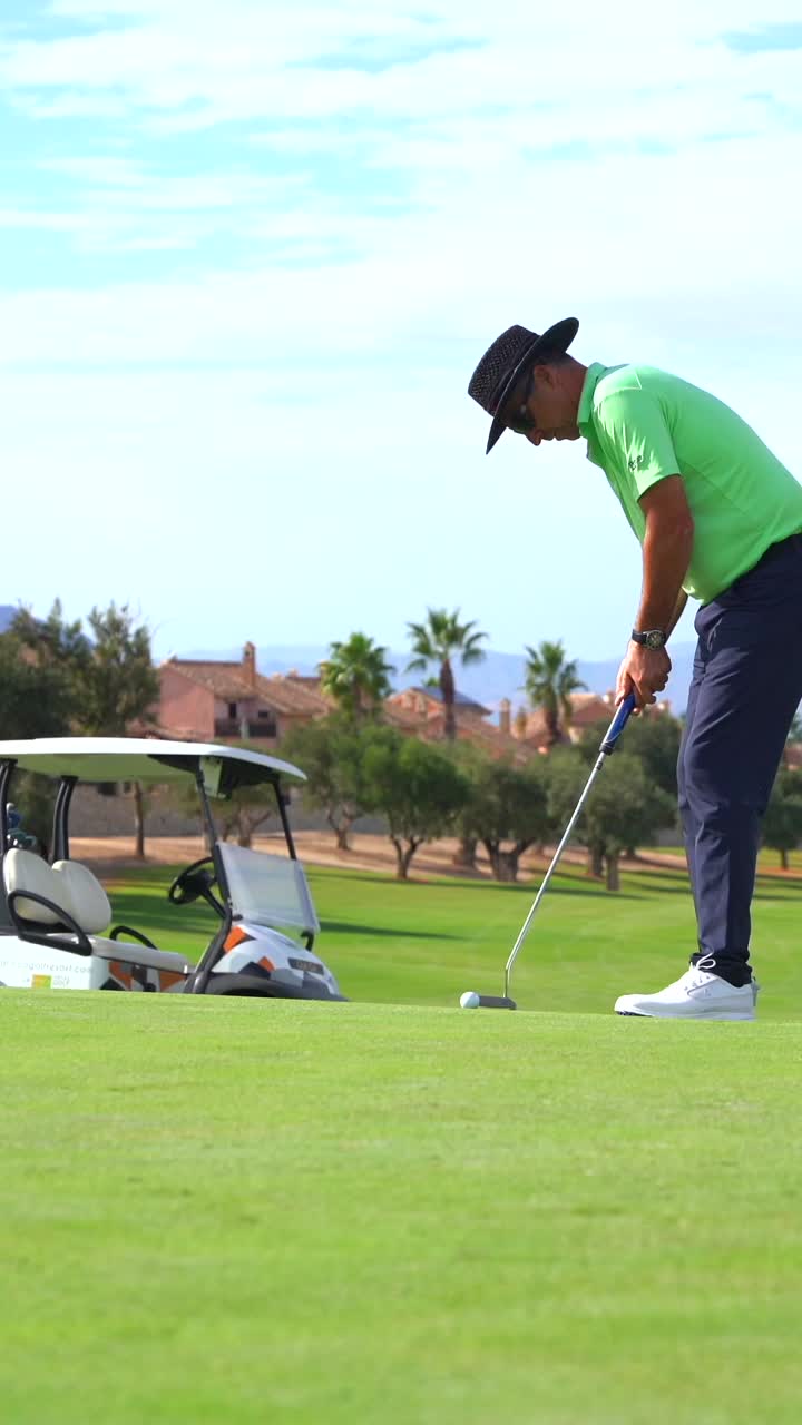 골퍼가 골프 코스를 고 있다